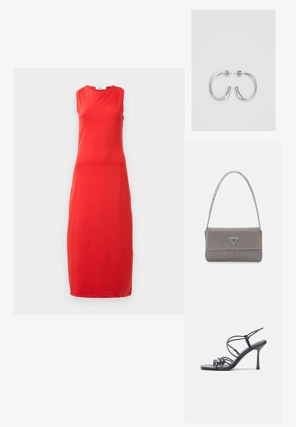 Vestido rojo sin mangas, de longitud hasta el suelo, con un escote redondo alto y un sutil detalle drapeado en el cuello.; Las sandalias negras de tacón alto presentan finas correas con un diseño anudado, una punta cuadrada suave y un elegante tacón de aguja.; Bolso de mano metálico gris claro con una cadena como asa, adornado con pequeños remaches metálicos circulares y un logotipo de marca en forma triangular.; Pendientes de aro plateados con una superficie lisa y brillante, caracterizados por una forma curva y cierre de poste. Diseño minimalista con un acabado moderno.