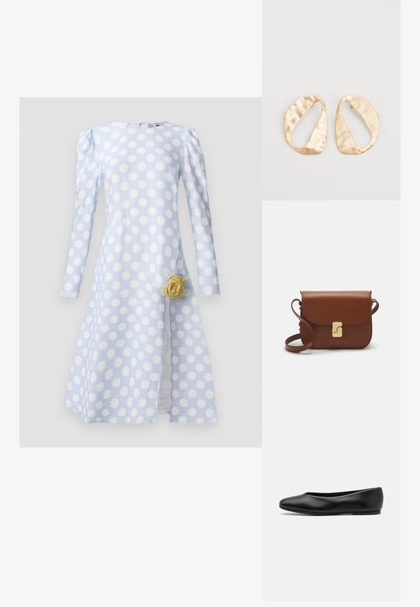 Jasnoniebieska sukienka z dużymi białymi kropkami, długimi rękawami, teksturowanym materiałem oraz akcentem w postaci żółtej róży w talii.; Paul Smith TOPANGA czarny; Brązowa skórzana torebka na ramię z klapką, złotymi detalami, paskiem na ramię i gładką teksturą. Kompaktowy prostokątny kształt.; Para nieregularnych, owalnych kolczyków ze złotego metalu o teksturowanej, lekko młotkowanej powierzchni na białym tle.