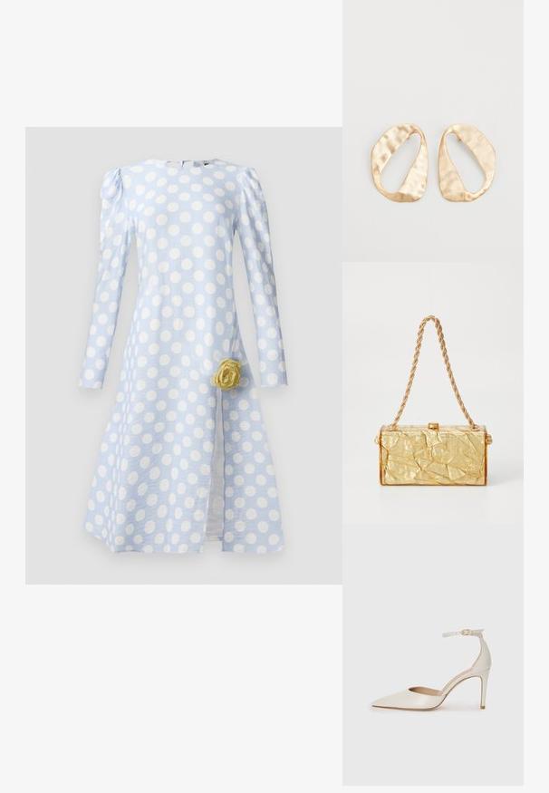 Fénykék ruházat nagy fehér pöttyökkel, hosszú ujjak, texturált szövet és sárga rózsa dísz a deréknál.; Fehér bőr, magassarkú cipő hegyes orral, bokapánttal és vékony tűs sarkal. Simaszövet, finom fényes felülettel.; Arany, gyűrött textúrájú kézitáska, téglalap alakú, lánc pánttal és fedélzáras záródással a tetején. Simább, fényes felület.; Egy pár szabálytalan, ovális formájú, aranyszínű fém fülbevaló, enyhén kalapált felülettel, fehér háttéren.