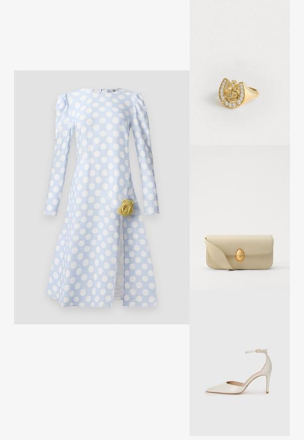 Fénykék ruházat nagy fehér pöttyökkel, hosszú ujjak, texturált szövet és sárga rózsa dísz a deréknál.; Fehér bőr, magassarkú cipő hegyes orral, bokapánttal és vékony tűs sarkal. Simaszövet, finom fényes felülettel.; Beige bőrtáska sima textúrával, téglalap alakban, arany ovális zárral. Hosszú, állítható pánttal rendelkezik.; Arany gyűrű, a belsejében koronával és patkómintával, apró, tiszta drágakövekkel díszítve, fehér háttér előtt.