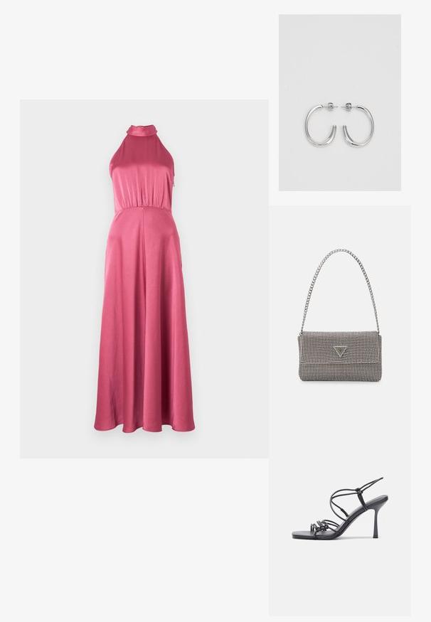 Rózsaszín, pánt nélküli maxi ruha, testhez simuló felső résszel, ráncolt derékkal és sima, folyó szoknyával. Könnyű, texturált anyagból készült.; Fekete magas sarkú szandálok vékony pántokkal, csomózott mintával, sima négyzetes orral és karcsú stiletto sarkal rendelkeznek.; Világosszürke fémes kézitáska lánc pánttal, kis kör alakú fém kifinomult díszítéssel és háromszög alakú márkagéppel.; Ezüst karika fülbevalók sima, fényes felülettel. Lekerekített forma, könnyű kialakítással, tűs zárómechanizmussal.