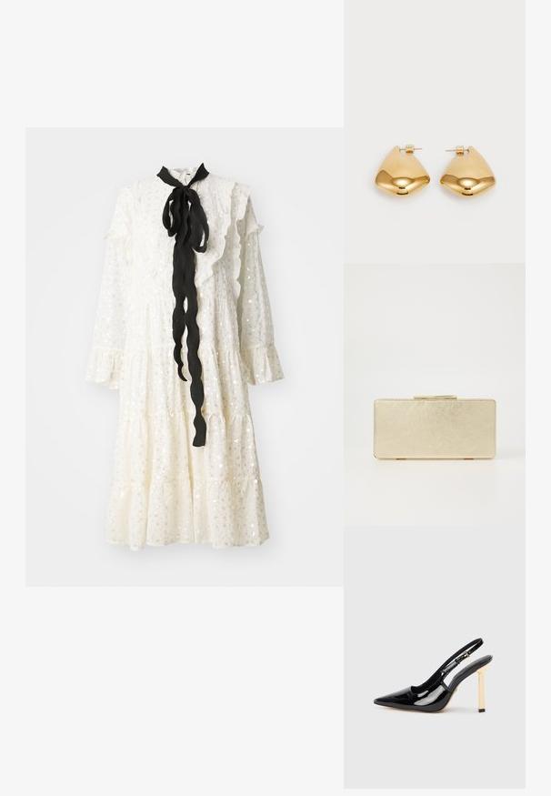 Biała sukienka z falbaniastym kołnierzykiem i rękawami, udekorowana czarną wstążką i fakturowanym materiałem z cekinami. Warstwowy krój z płynącą sylwetką.; Czarne patentowe skórzane buty na obcasie typu slingback z wydłużonym noskiem i złotym kwadratowym akcentem na obcasie. Posiada regulowany pasek w okolicy kostki.; Złota torebka kopertówka o gładkim metalicznym wykończeniu, prostokątnym kształcie i prostym zapięciu na zamek. Brak widocznych wzorów lub dekoracji.; Złote metalowe kolczyki w gładkim, zaokrąglonym trójkątnym kształcie i projekcie z zapięciem na sztyft; odbijająca powierzchnia z minimalnymi detalami.