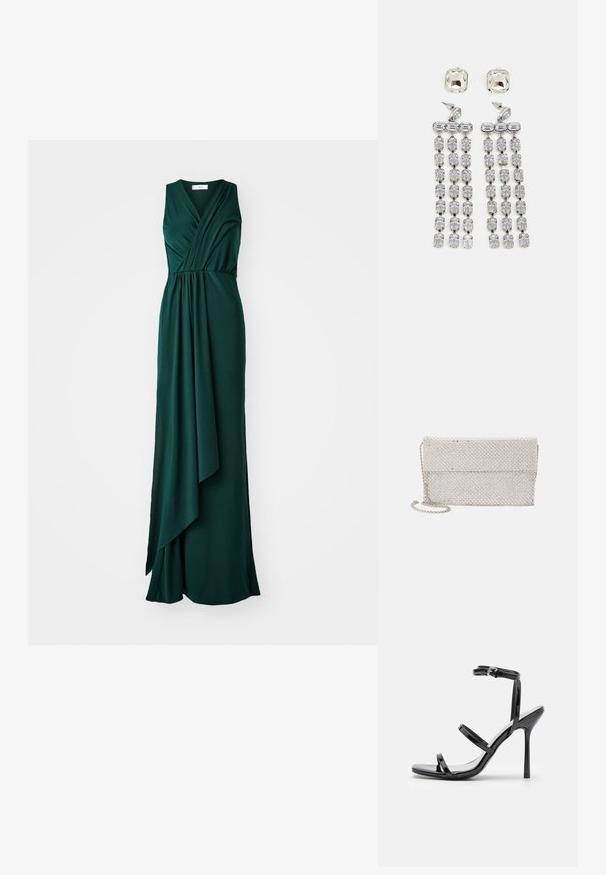 Zöld, ujjatlan ruha folyékony anyagból, mély V-dekoltázzsal, elől redőzött részletekkel és karcsúsított derékkal, amely a földig ér.; Fekete lakkbőr magassarkú szandál, három vízszintes pánttal és állítható bokapánttal. Sleek sziluett és fényes felület.; Ezüst hálós clutch táska textúrált, szőtt mintázattal, hajtótetővel és levehető lánc pánttal a könnyű hordozhatóság érdekében.; Kristály csepp fülbevalók ezüst színű fémalkatrészekkel, négyzet alakú studdal és lefelé csüngő téglalap és oktogon alakú kristályok sorozatával.