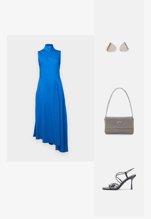 Epäsymmetrinen, hihaton sininen mekko, jossa on korkea kaulus. Valmistettu sileästä kankaasta, ja siinä on virtaava siluetti sekä sivuaukot. Vetoketju takana.; Mustat korkokengät sandaalit, joissa on ohuet hihnat solmittuna, sileä neliön muotoinen varvasosa ja tyylikäs stiletto-korko.; Vaalea harmaa metallinen käsilaukku, jossa on ketjusanka. Laukku on koristeltu pienillä pyöreillä metallikoruilla ja kolmion muotoisella brändilogolla.; Hopea metalliset korvakorut, joissa on sileä, pisaramainen muoto ja kiillotettu pinta. Huomaamattomat kaiverrukset lisäävät yksityiskohtia. Minimalistinen muotoilu.