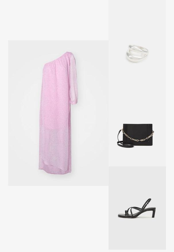 Roza, prosojna obleka z enojnim ramenom in dolgim, rahlo napihnjenim rokavom ter cvetličnim vzorcem. Dolga dolžina s sproščenim krojem in mehkimi gubami.; Črne natikače s trakovi in kvadratnim prstom ter nizkim blokastim peto. Imajo več tankih trakov in nastavljiv trak okoli gležnja. Narejene so iz gladkega usnja.; Črna usnjena torba čez ramo z gladko teksturo, pravokotno obliko in kovinskim verižnim detajlom spredaj. Vključena je nastavljiva naramnica.; Srebrn dvojni prstan z gladko, polirano površino. Ima tekoč, ukrivljen dizajn z prekrivajočimi se sekcijami za sodoben videz.