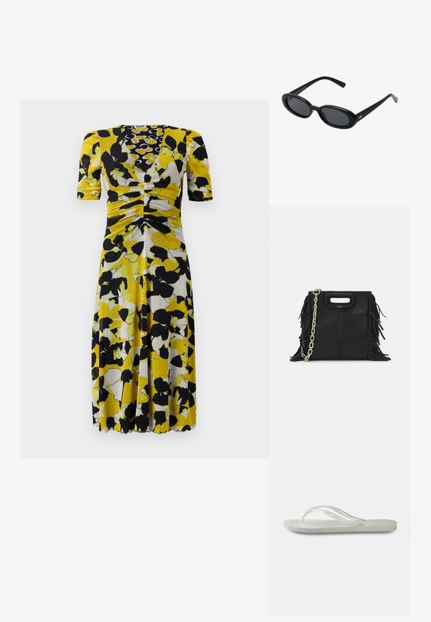 Bloemig gedrukte jurk met een patroon in geel, zwart en wit, V-halslijn, korte mouwen en gathered details bij de taille.; Witte flip-flops met een gestructureerde zool, featuring dunne bandjes en een vlak ontwerp. Gemaakt van rubber met een subtiel logo op de voetbed.; Zwarte oversized zonnebril met ovale lenzen, een glad plastic montuur en gouden accenten op de pootjes. Donkere lenzen bieden bescherming tegen de zon.; Zwarte leren handtas met franjes, gouden schouderband van schakels en een uitsnijding in de handgreep. Heeft het logo prominent aan de voorkant.
