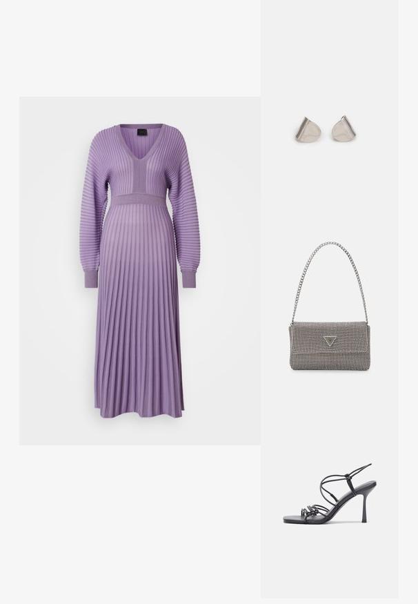 Lavendelfarbenes geripptes Strickkleid mit V-Ausschnitt, langen Ballonärmeln, taillierter Passform und einem ausgestellten Rockdesign mit vertikalen Falten.; Schwarze, hochhackige Sandalen mit dünnen Riemen und einem geknoteten Design, einer glatten, rechteckigen Zehenpartie und einem eleganten Stiletto-Absatz.; Hellegraue metallische Handtasche mit einer Kettenriemen, verziert mit kleinen kreisförmigen metallic Nieten und einem dreieckigen Markenlogo.; Silberne Metalohrringe mit einer glatten, tröpfchenförmigen Form und einer polierten Oberfläche. Subtile Gravuren fügen Details hinzu. Minimalistisches Design.