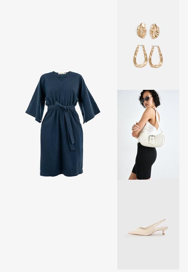 Tamsiai mėlyna suknelė su V formos iškirpte, plačiomis rankovėmis ir juosmens raišteliu. Pagaminta iš minkštos medžiagos, pasižymi laisvu siluetu ir šoninėmis kišenėmis.; Punktiniai slingback bateliai iš off-white odos, turintys mažą kaspiną ir žemą kulniuką. Sklandi tekstūra, minimalistinis dizainas.; Balta odinė rankinė su kreiva forma, reguliuojama dirželiu ir mažu sagties akcentu. Modelis vilki priglundančius juodus drabužius.; Auksinės auskarai, turintys tekstūruotus, bangų formos elementus. Įeina skulptūriniai segami auskarai ir atviri lankai su išmuštu paviršiumi.