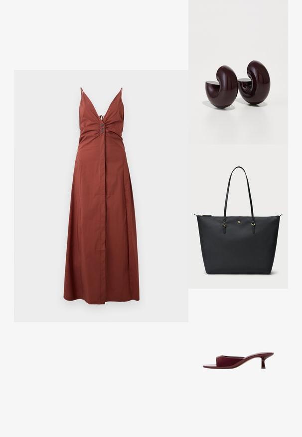 Rustfarvet maxikjole med dyb V-udskæring, justerbare spaghetti-stropper, en rucheret overdel og knapdetaljer foran. Glat stof.; M bordeaux åben tå slide sandal med en glat finish, en lav kitten hæl og et minimalistisk design med en blød, buet form.; Sort totebag med en struktureret overflade, lynlåslukning og to læderhåndtag. Har guldhardware og et diskret logo på forsiden.; Krummede skulpturer i dyb burgunder, med glansfuld finish, som har halvmåneudskæringer og en glat overflade, der ligner abstrakte snegleformer.