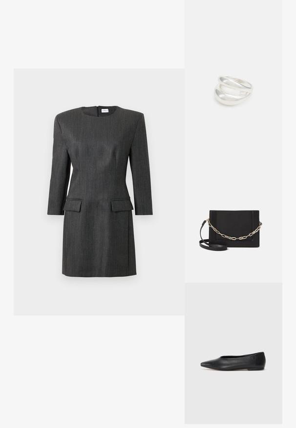 skräddarsydd mörkgrå klänning med en strukturerad silhuett, trekvartslånga ärmar, två framfickor och en dragkedja bak. Diskret randig textur.; Svart läderballetflat, spetsig tå, minimalistisk design, slät textur, låg klack, ingen synlig hårdvara eller utsmyckningar.; Svart läder crossbody-väska med en slät yta, rektangulär form och metallickedjedetalj på framsidan. Justerbar rem ingår.; Silver ring med dubbel band och en slät, polerad yta. Har en flödande, böjd design med överlappande sektioner för en modern stil.