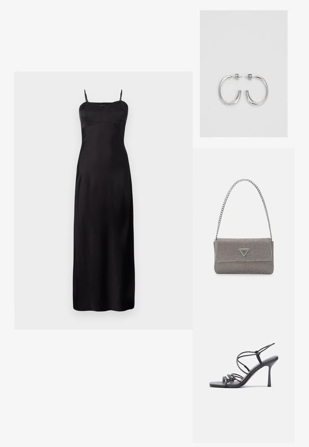 Svart satin slipklänning med tunna axelband, som har en åtsittande bodice, A-linjeformad silhuett och golvlång design. Slät textur.; Svarta högklackade sandaler har tunna remmar med en knuten design, en slät fyrkantig tå och en smal stilettklack.; Ljusgrå metallisk handväska med kedjestropp, prydd med små cirkulära metallnitar och en triangulär logotyp.; Silverfärgade hängande örhängen med en slät, blänkande yta. Rundad form, lätt design, med ett stift- och bakstängning.