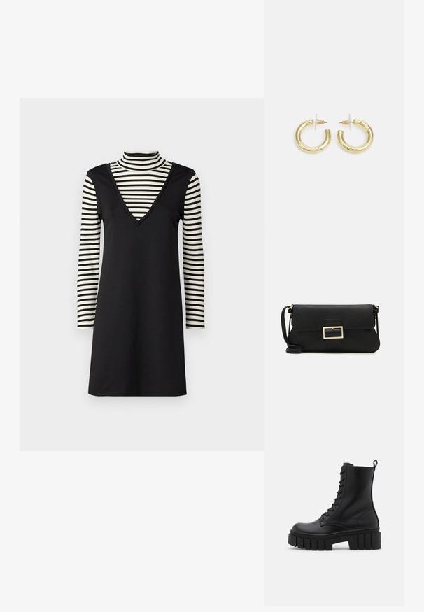 Čierne šaty s výstrihom do V, preložené cez pruhovaný rolák s dlhými rukávmi. Šaty majú hladkú textúru a priliehavý strih.; Čierna kožená členková obuv s masívnou, zúženou podrážkou, viazaním vpredu a očka na zavesenie na hladkom bielom pozadí.; Čierna kožená clutch taška s klopou a zlatým kovovým detailom s prackou. Obsahuje čierny remienok a elegantný, minimalistický dizajn.; Zlaté kruhové náušnice s hladkým, lesklým povrchom. Cirkulárny dizajn s malým steblom a jasným záznamom pre bezpečné nosenie.