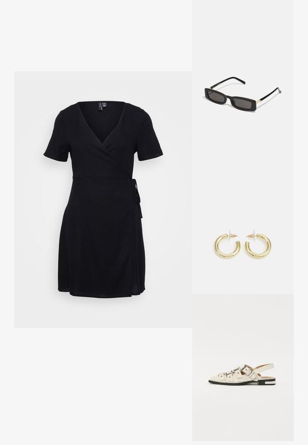 Crna haljina s omotom, kratkim rukavima i dekolteom u obliku slova V. Ima pojas za vezanje i glatku teksturu tkanine. Srednje dugačak dizajn.; Sandalice sa zatvaračem u bijeloj koži s višestrukim širokim trakama i srebrnim kopčama; ravni potplat s malim crnim potpeticama i metalnim akcentima.; Crne pravokutne sunčane naočale s tamnim lećama, sjajnim plastičnim okvirom i zlatnim akcentima na sljepoočnicama. Minimalistički dizajn i elegantan oblik.; Zlatne kružne naušnice s glatkom, sjajnom završnom obradom. Kružni dizajn s malom potporom i prozirnom podlogom za sigurno nošenje.