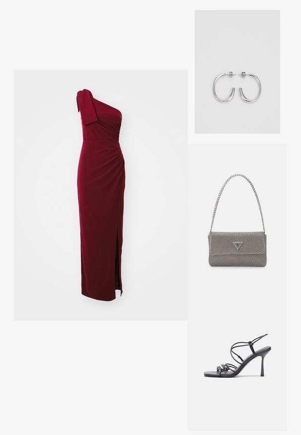 Rochie burgundy cu un umăr, decolteu ajustat cu drapaje, detalii cu fante laterale și textură moale. Mânecă scurtă cu accent de nod. Lungă.; Sandale negre cu toc înalt au curele subțiri cu un design legat, un vârf pătrat neted și un toc stiletto elegant.; Geantă metalică gri deschis, cu un strap din lanț, decorată cu mici ținte circulare metalice și un logo de marcă triangular.; Cercei creole din argint cu suprafață netedă și lucioasă, având o formă curbată și închidere cu tija. Design minimalist cu un finisaj modern.