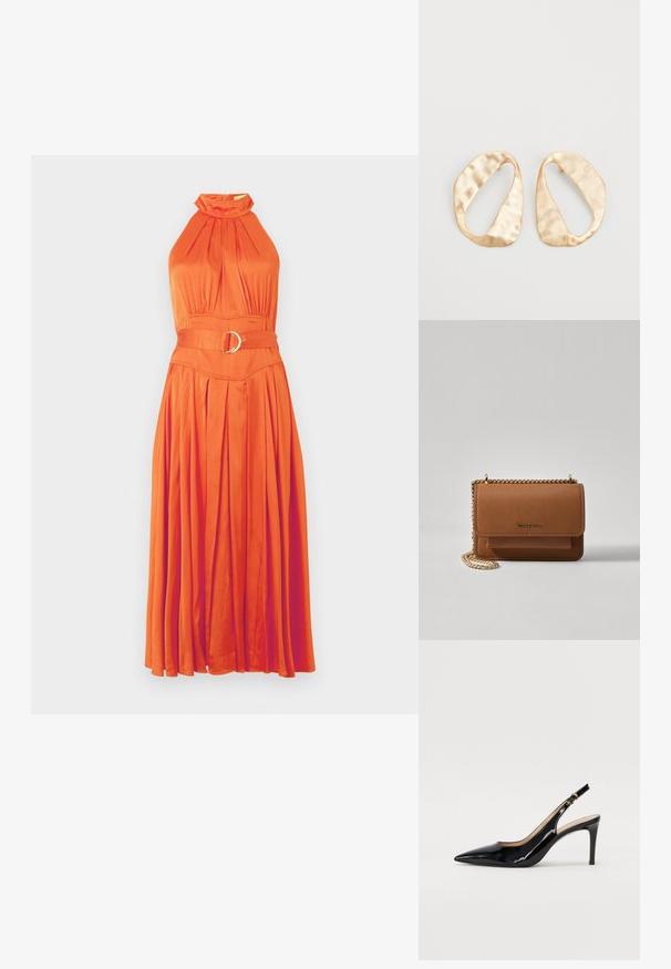 Vestido laranja sem mangas com saia plissada, decote franzido e cintura cingida com detalhe de fivela circular. Tecido liso e suave.; Sandal com salto em verniz preto, bico fino, salto esguio e um design de recorte subtil. Apresenta uma fivela dourada na alça.; Bolsa crossbody de couro texturizado castanho com alça de corrente dourada e fecho com aba. A parte da frente apresenta detalhe do logótipo e um bolso sob a aba.; Par de brincos irregulares em forma oval, feitos de metal dourado, com uma superfície texturizada e ligeiramente martelada, sobre um fundo branco.