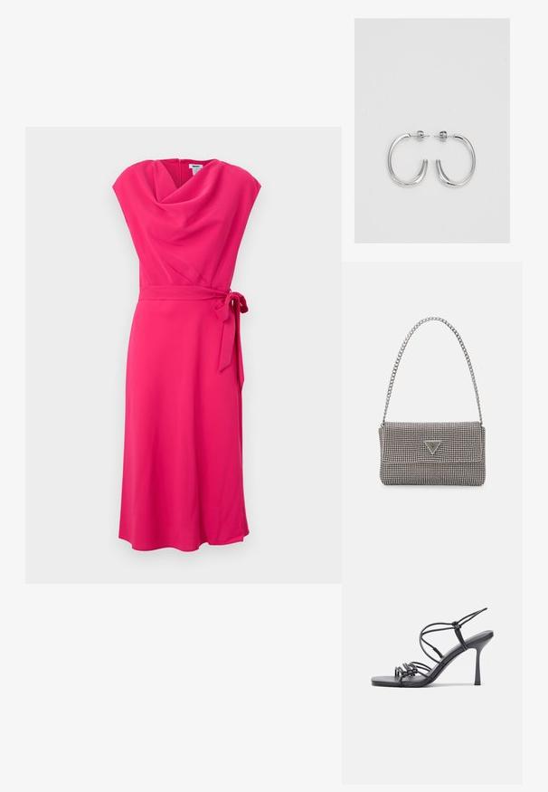 Fukszia színű, térd-length ruha fodros nyakkal, rövid ujjal és megkötős derékpánttal. Simább anyag, amely laza siluettet kölcsönöz.; Fekete magas sarkú szandálok vékony pántokkal, csomózott mintával, sima négyzetes orral és karcsú stiletto sarkal rendelkeznek.; Világosszürke fémes kézitáska lánc pánttal, kis kör alakú fém kifinomult díszítéssel és háromszög alakú márkagéppel.; Ezüst karika fülbevalók sima, fényes felülettel, ívelt formával és postazáras zárral. Minimalista, modern kivitel.