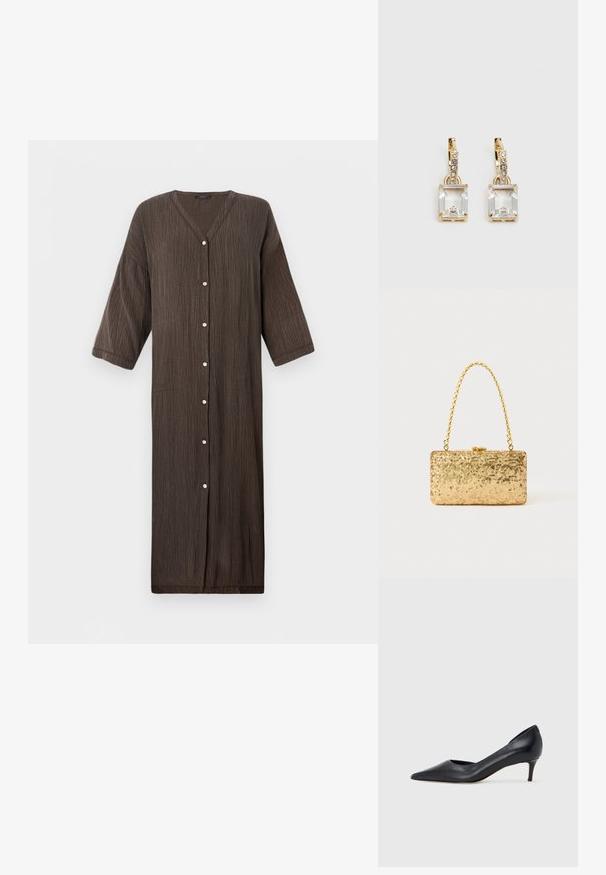 Rochie lungă, maro, texturată, cu decolteu în V, mâneci trei sferturi și închidere cu nasturi pe față. Țesătură netedă cu dungi verticale.; Pantof din piele neagră, cu vârf ascuțit și toc mic. Are o textură netedă și un luciu subtil. Decupaj deschis în partea din față pentru un detaliu suplimentar.; Clutch din paiete aurii, cu o formă rectangulară, având un mâner din lanț croit și o închidere cu clapetă metalică, reflectând lumina cu un finisaj texturat.; Cercei aurii care prezintă un cristal clar, rectangular, suspendat sub un rând de accente mici, rotunde, clare. Design elegant și modern.