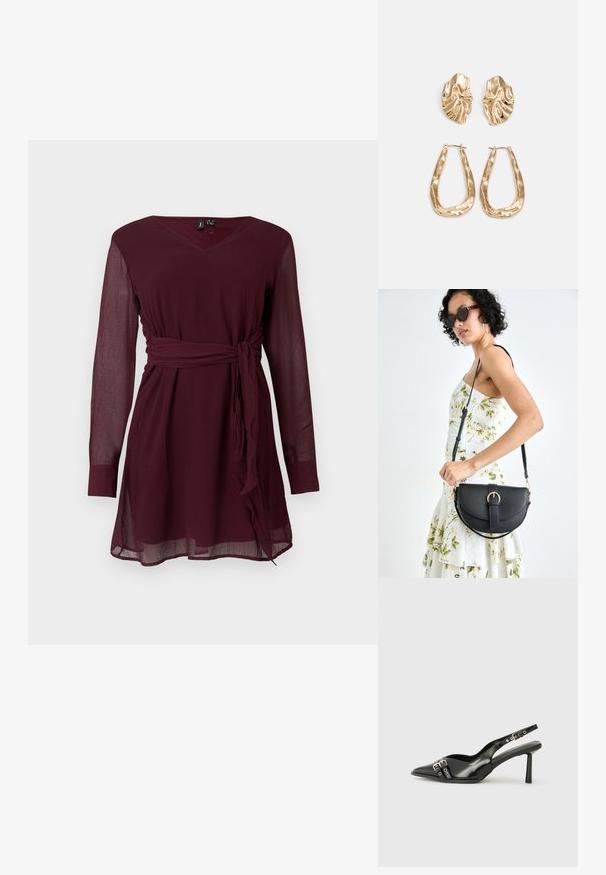 Vestido bordeaux até ao joelho, com mangas longas e transparentes, decote em V e cinto amarrado na cintura. Feito de um tecido leve e texturizado.; Sapato slingback preto em pele patentada com bico apontado, tiras no tornozelo apresentando fivelas e acessórios prateados, e um salto elegante.; Bolsa de couro preta com forma curva, alça destacável e detalhes em dourado. A bolsa possui uma aba com detalhe de fivela.; Brincos em tom de ouro com formas onduladas e texturizadas. Inclui studs escultóricos com presilha e um design de argola aberta com um acabamento martelado.