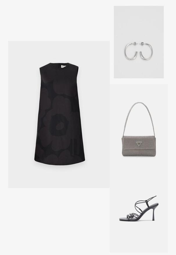 Rochie neagră fără mâneci, cu un model floral în nuanțe variate de negru. Decolteu rotund și siluetă tip A, cu închidere cu fermoar la spate.; Sandale negre cu toc înalt au curele subțiri cu un design legat, un vârf pătrat neted și un toc stiletto elegant.; Geantă metalică gri deschis, cu un strap din lanț, decorată cu mici ținte circulare metalice și un logo de marcă triangular.; Cercei rotunzi din argint cu un finisaj neted și strălucitor. Design ușor, având o formă rotundă și închidere cu tijă.
