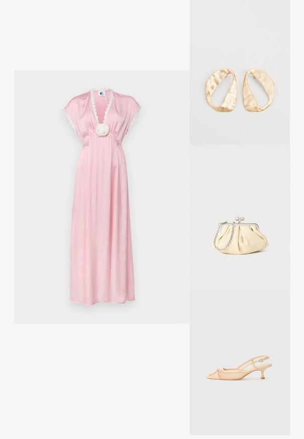 Vestido longo de cetim rosa com um decote em V profundo, mangas curtas e acabamento em renda com bordas em cascata, apresentando um detalhe floral na cintura.; Stuart Weitzman KITTY - Saltos clássicos - beige/barely beige; Clutch de couro bege plissado com uma estrutura de metal prateado, apresentando dois fechos decorativos redondos e uma alça de corrente prateada.; Par de brincos irregulares em forma oval, feitos de metal dourado, com uma superfície texturizada e ligeiramente martelada, sobre um fundo branco.