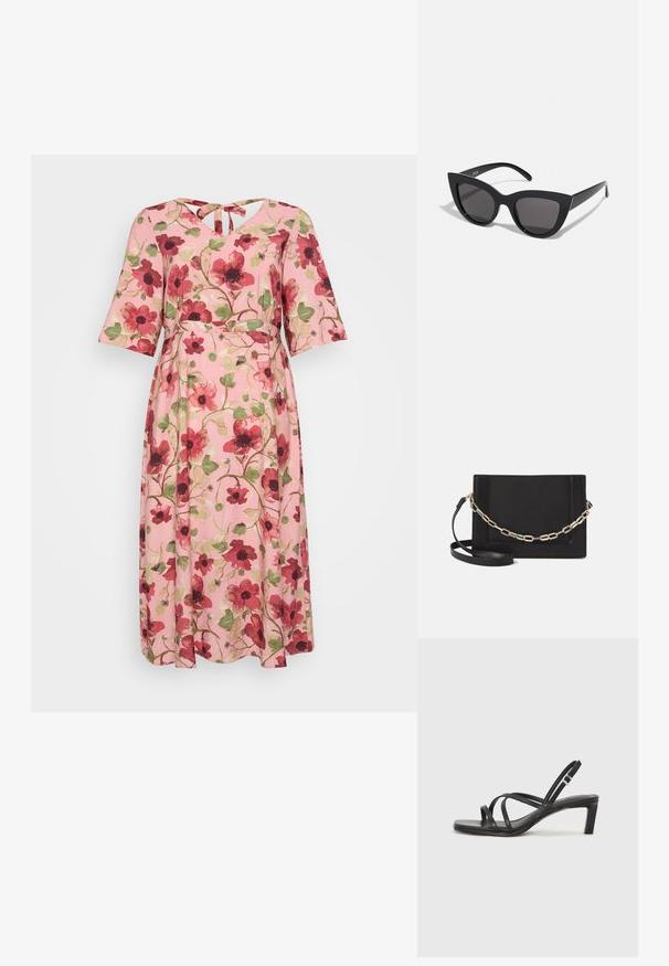 Kvetinové šaty s ružovým pozadím, s červenými a zelenými vzormi kvetov, s krátkymi volánovými rukávmi a výstrihom do V s uzlom na zadnej strane.; Čierne sandále na vysokom podpätku so štvorcovou špičkou a nízkym blokovým podpätkom. Obsahujú viacero tenkých popruhov a nastaviteľný členkový popruh. Vyrobené z hladkej kože.; Čierne slnečné okuliare v štýle mačacích očí s matným povrchom, so šedými tónovanými sklami, ostrými hranami a elegantnými bokovými ramenami. Názov značky je viditeľný na vnútornom ramene.; Čierna kožená crossbody taška s hladkou textúrou, obdĺžnikovým tvarom a kovovým reťazovým detailom na prednej strane. Súčasťou je nastaviteľný popruh.
