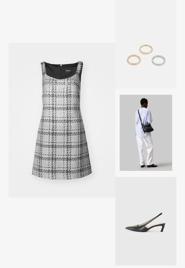 Pelēkā kvadrātveida kleita ar kvadrātveida kakla izgriezumu, bez piedurknēm un aizmugurē ar rāvējslēdzēju. Raksturīga strukturēta auduma ar melnām akcentiem.; Melna, ar smailu purngalu, slingback kurpe ar zemu papēdi, izgatavota no gludas ādas materiāla un ar izgriezumiem sānos gaisa caurlaidībai.; Melna ādas plecu soma ar mīkstu tekstūru, trīsstūra formu un regulējamu siksnu, apvienota ar gaiši zilu svītrotu krekli un baltām biksēm.; Trīs metāla gredzeni: viens rozā zeltā, viens zeltā ar teksturētiem akcentiem un viens sudraba, visiem ar iegravētām zīmola atzīmēm iekšējā joslā.