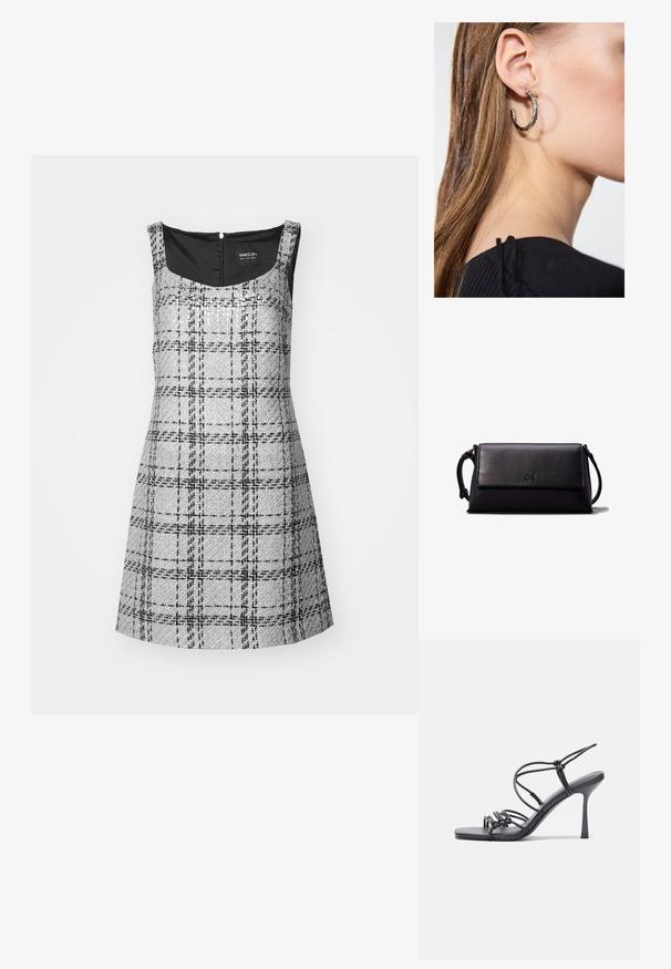 Siva karirana haljina s kvadratnim izrezom, bez rukava i zatvaranjem na leđima. Ima teksturirani materijal s crnim detaljima.; Crne sandale na visokoj potpetici imaju tanke trake s čvorastim dizajnom, glatki kvadratni vrh i elegantnu stiletto petu.; Crna kožna torbica u obliku pravokutnika, glatke teksture, s ravnim preklopom i malom ručkom sa strane. Ima diskretni logo.; Srebrna kružna naušnica s poliranim završetkom, koja ima male zlatne detalje i okrugli oblik, nošena na uhu.