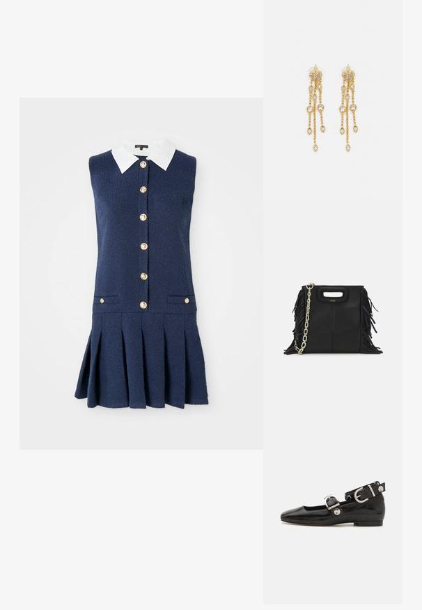 Abito senza maniche di colore navy con colletto bianco, dotato di chiusura a bottoni, due tasche laterali e gonna plissettata. Tessuto strutturato.; Scarpa flat in vernice nera con punta quadrata, cinturino alla caviglia con hardware in argento e suola piatta. Texture liscia con design minimalista.; Borsa a tracolla in pelle nera con dettagli a frangia, catena dorata e manico ritagliato. Presenta il logo sulla parte anteriore.; Orecchini dorati con molteplici catene a cascata, dotati di accenti in strass ovali trasparenti e parte superiore decorativa a perno.