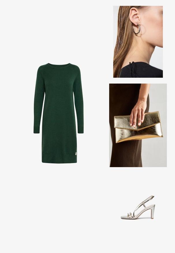 Grünes Strickkleid mit langen Ärmeln, runder Halslinie und gerippten Bündchen. Verfügt über ein kleines Logoetikett in der Nähe des Saums.; Metallisch silberner High-Heel-Sandalette mit offenem Zehenbereich, ausgestattet mit drei dünnen Riemen über dem Fuß und einem Knöchelriemen mit einer Schnalle.; Goldfarbene metallische Clutch mit einer glatten Textur und einem dreieckigen Klappenverschluss. Die Hand, die sie hält, hat ordentlich manikürte Nägel.; Silberne Creolen mit polierter Oberfläche, die kleine goldene Akzentdetails und eine runde Form aufweisen, am Ohrläppchen getragen.