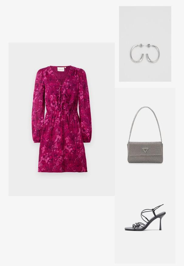 Fukšijas kleita ar garām piepampušām piedurknēm un dziļu V veida kaklu. Ar savilktu jostasvietu un visā virsmā ziedu rakstu tumšākos toņos.; Melnas augstpapēžu sandales ar plāniem siksniņām un mezgla dizainu, gluda kvadrātveida purngalu un elegantu stiletto papēdi.; Gaiši pelēka metāla rokassoma ar ķēdes siksnu, rotāta ar mazām apaļām metāla kniedēm un trīsstūra zīmola logo.; Sudraba riņķveida auskari ar gludu, spīdīgu apdari. Apaļas formas, viegla dizaina, ar aizdari uz stieples.