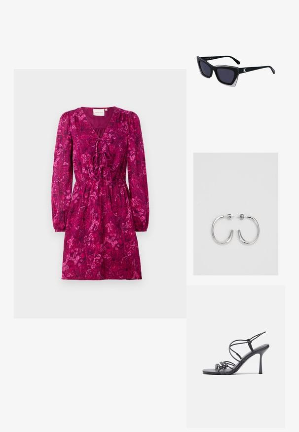 Fukszia színű ruha hosszú, puffos ujjakkal és mély V-nyakkivágással. Cinched derekú és az egész felületén sötétebb árnyalatú virágmintával rendelkezik.; Fekete magas sarkú szandálok vékony pántokkal, csomózott mintával, sima négyzetes orral és karcsú stiletto sarkal rendelkeznek.; Fekete, nagyméretű napszemüveg geometrikus formával, sötét lencsékkel és kontrasztos szürke részlettel a kereten. Logó a szárán.; Ezüst karika fülbevalók sima, fényes felülettel. Lekerekített forma, könnyű kialakítással, tűs zárómechanizmussal.