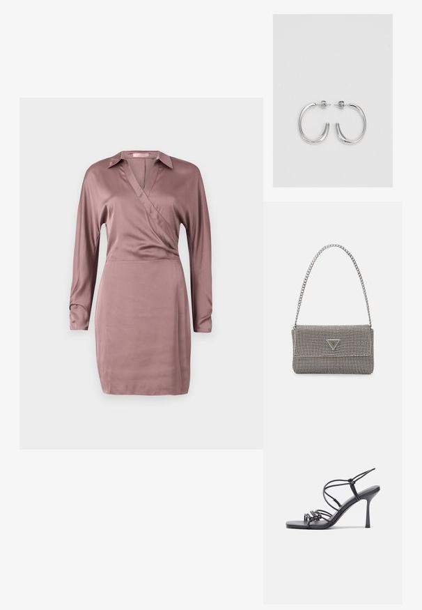Zavinovací šaty z jemného ružového saténu s dlhými rukávmi, golierom a v-výstrihom, s obtiahnutým pásom a priamym lemom.; Čierne sandále na vysokom podpätku majú tenké remienky s uzlovým dizajnom, hladký štvorcový špičku a elegantný stiletto podpätok.; Svetlošedá metalická kabelka s reťazovým popruhom, ozdobená malými kruhovými kovovými štítkami a trojuholníkovým logom značky.; Strieborné kruhové náušnice s hladkým a lesklým povrchom. Okrúhly tvar, ľahký dizajn, s uzáverom na kolík.