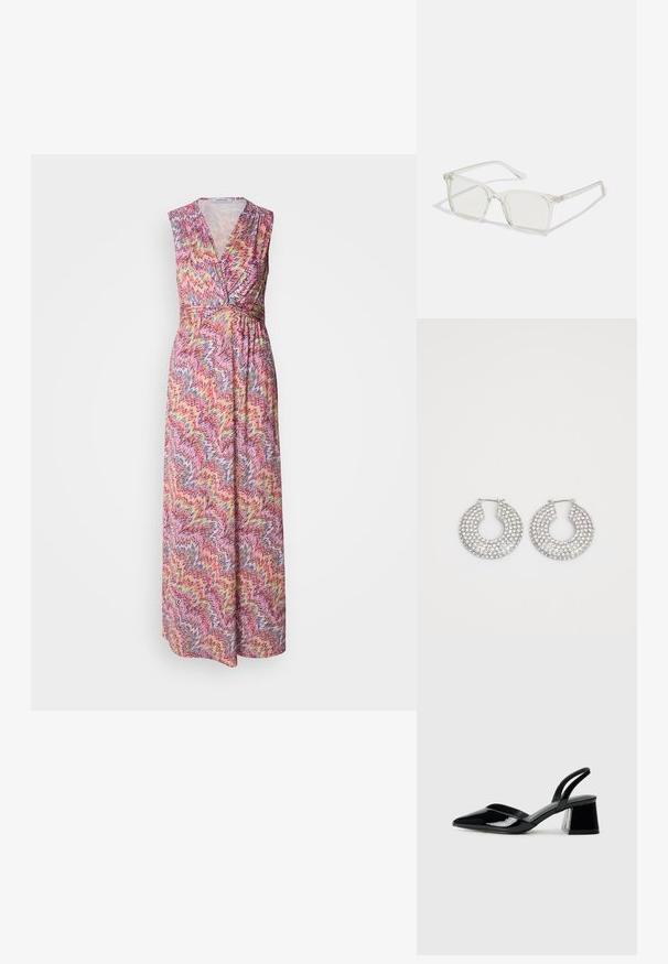 Maxi šaty s výstřihem do V, bez rukávů. Vyrobené z lehkého materiálu s barevným zigzag vzorem v růžové, žluté a modré barvě.; Černé lakované kožené lodičky na pásku s špičatou špičkou a geometrickým blokovým podpatkem. Vyznačují se elegantním, minimalistickým designem a hladkým povrchem.; Průhledné plastové brýle čtvercového rámečku s průsvitnými čočkami, které mají zlaté akcenty na spáncích pro zvýraznění detailů.; Stříbrné kruhové náušnice zdobené několika průhlednými krystalovými ozdobami, s texturovaným povrchem a otevřeným kruhovým designem.