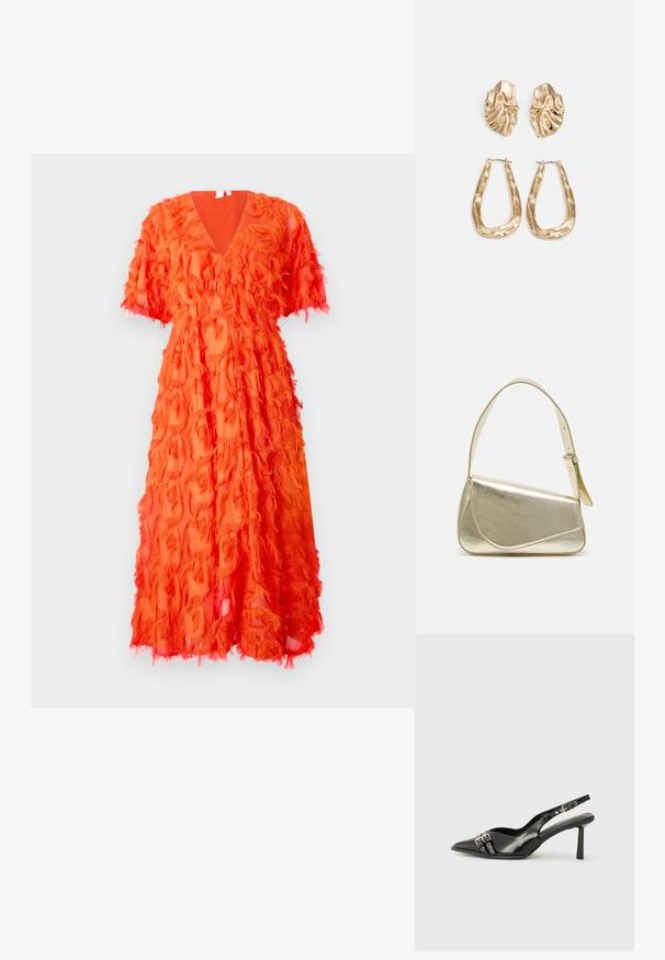 YAS YASPAZYLLA DRESS - Cocktailklänning - cherry tomato; Svart lackläder slingbacksko med spetsig tå, ankelremmar med silverfärgade spännen och detaljer samt en smal klack.; Guldfärgad metallhandväska med en strukturerad design, slät textur och justerbar rem. Har en unik triangulär form och minimalistisk sömnad.; Örhängen i guldton med texturerade, vågiga former. Inkluderar skulpturala clip-on-stift och öppen hoop-design med hamrad finish.