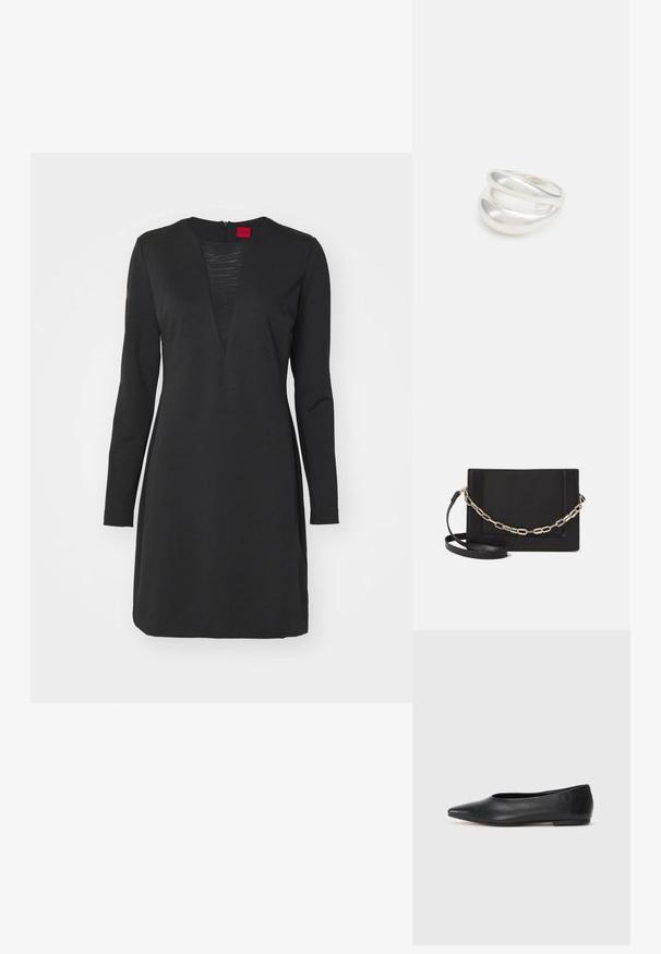 Črna dolga bluza z dolgimi rokavi in V-izrezom ter vertikalnim teksturiranim panelom. Narejena iz gladkega materiala, vsebuje skrit zadrgo na hrbtni strani.; Črne usnjene balerinke, koničast toe, minimalističen dizajn, gladka tekstura, nizka peta, brez vidnih kovinskih delov ali okraskov.; Črna usnjena torba čez ramo z gladko teksturo, pravokotno obliko in kovinskim verižnim detajlom spredaj. Vključena je nastavljiva naramnica.; Srebrn dvojni prstan z gladko, polirano površino. Ima tekoč, ukrivljen dizajn z prekrivajočimi se sekcijami za sodoben videz.