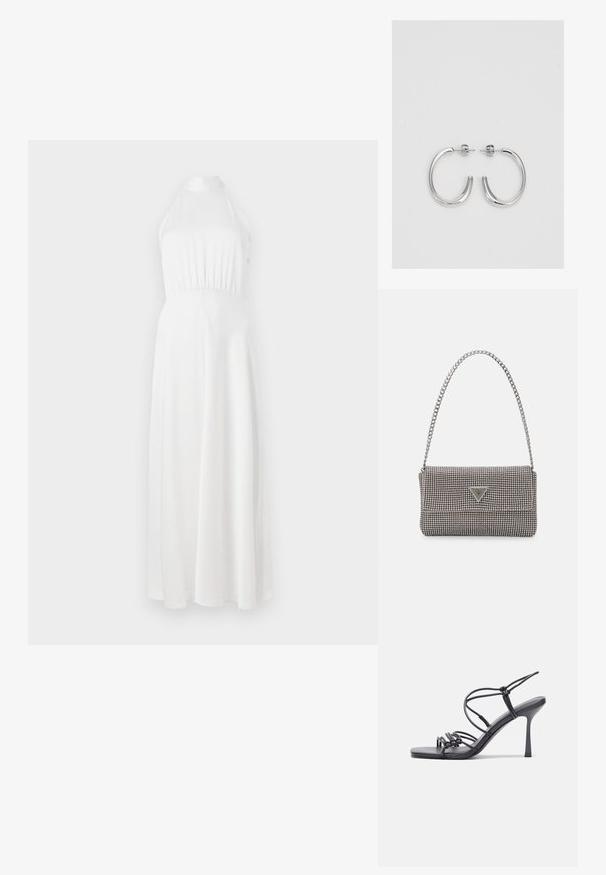 Balta halter stila maksi kleita ar pieguļošu augšdaļu, savirknētu jostasvietu un plūstošu svārku. Gluda auduma ar maigu spīdumu.; Melnas augstpapēžu sandales ar plāniem siksniņām un mezgla dizainu, gluda kvadrātveida purngalu un elegantu stiletto papēdi.; Gaiši pelēka metāla rokassoma ar ķēdes siksnu, rotāta ar mazām apaļām metāla kniedēm un trīsstūra zīmola logo.; Sudraba riņķveida auskari ar gludu, spīdīgu apdari. Apaļas formas, viegla dizaina, ar aizdari uz stieples.