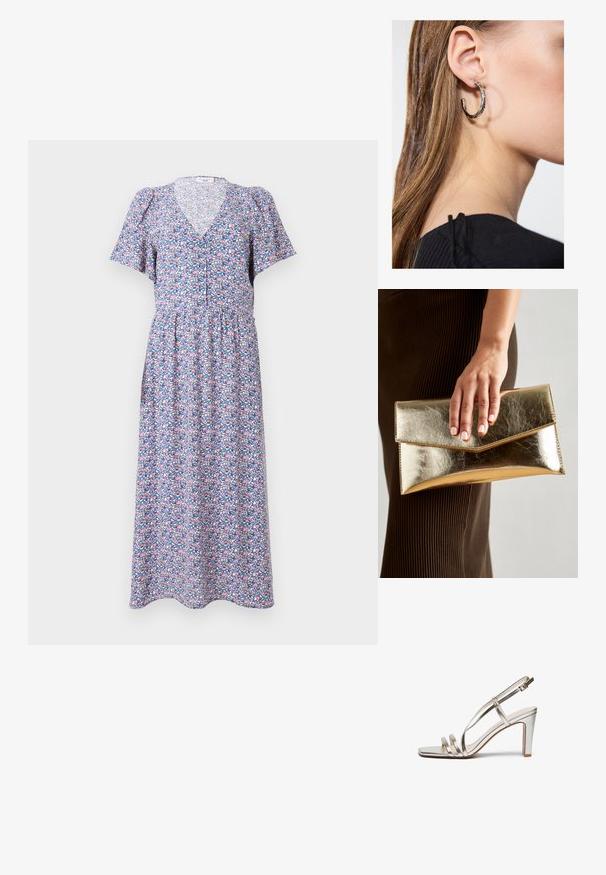 Blumen-Midikleid mit V-Ausschnitt, kurzen Puffärmeln und tailliertem Oberteil. Hat einen bunten Druck auf hellblauem Hintergrund.; Metallisch silberner High-Heel-Sandalette mit offenem Zehenbereich, ausgestattet mit drei dünnen Riemen über dem Fuß und einem Knöchelriemen mit einer Schnalle.; Goldfarbene metallische Clutch mit einer glatten Textur und einem dreieckigen Klappenverschluss. Die Hand, die sie hält, hat ordentlich manikürte Nägel.; Silberne Creolen mit polierter Oberfläche, die kleine goldene Akzentdetails und eine runde Form aufweisen, am Ohrläppchen getragen.