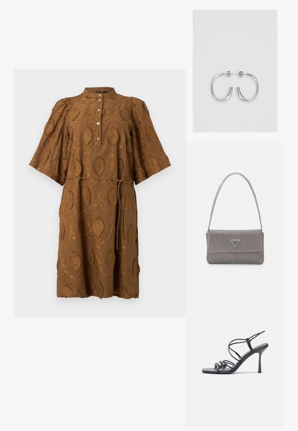 Hnedé vyšívané šaty s golierom, krátkymi nariasenými rukávmi a šnúrkou na páse. Obsahuje oválne vzory a gombíky na prednej strane.; Čierne sandále na vysokom podpätku majú tenké remienky s uzlovým dizajnom, hladký štvorcový špičku a elegantný stiletto podpätok.; Svetlošedá metalická kabelka s reťazovým popruhom, ozdobená malými kruhovými kovovými štítkami a trojuholníkovým logom značky.; Strieborné kruhové náušnice s hladkým a lesklým povrchom. Okrúhly tvar, ľahký dizajn, s uzáverom na kolík.