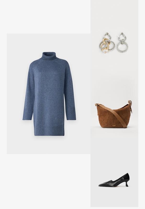 Pull en tricot bleu avec un col roulé haut, des manches raglan longues, des poignets et un ourlet côtelés. Texture douce, conçu pour le confort et la chaleur.; Chaussure en cuir noir à talon moyen avec un bout carré et un léger détail froncé le long du bord supérieur, présentée en profil latéral sur fond blanc.; Sac à épaule en suede marron avec un motif floral en relief, complété par une bandoulière en cuir marron lisse et des accents en métal doré.; Boucles d'oreilles créoles composées d'anneaux entrelacés en or et en argent, avec un accent en zircon cubique transparent et un bandeau texturé sur un des anneaux.