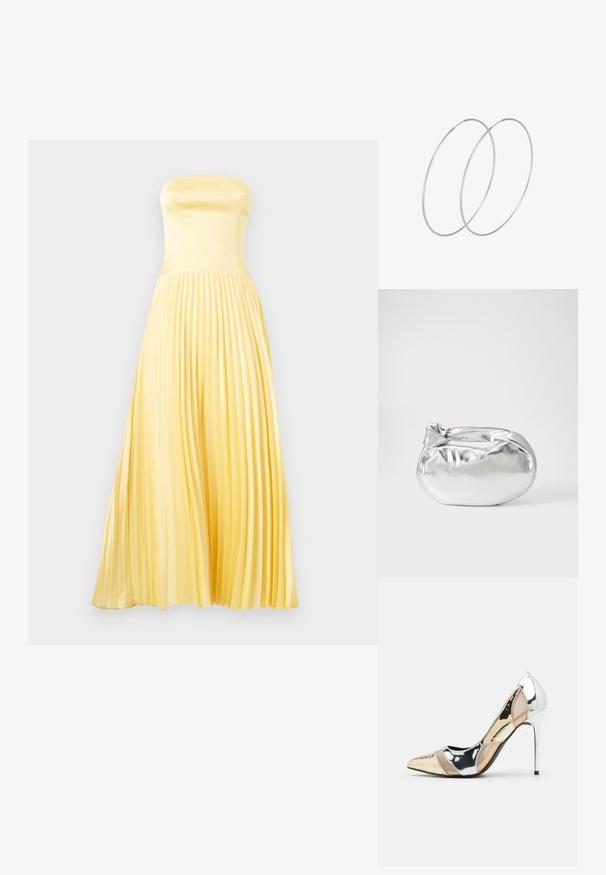 Abito maxi senza spalline in satin giallo chiaro. Caratterizzato da un corpetto aderente e una gonna plissettata. Texture liscia con una silhouette fluida.; Scarpa con tacco alto a punta, con una combinazione di colori argento, oro e nudo. Finitura lucida con design a ritaglio, con tacco a stiletto.; Borsa a pochette metallica argentea con una forma morbida e arrotondata e chiusura superiore annodata. Realizzata in materiale sintetico morbido.; Orecchini a cerchio in argento con un design minimalista. Forma circolare, superficie liscia e profilo sottile. Leggeri con una finitura lucida.