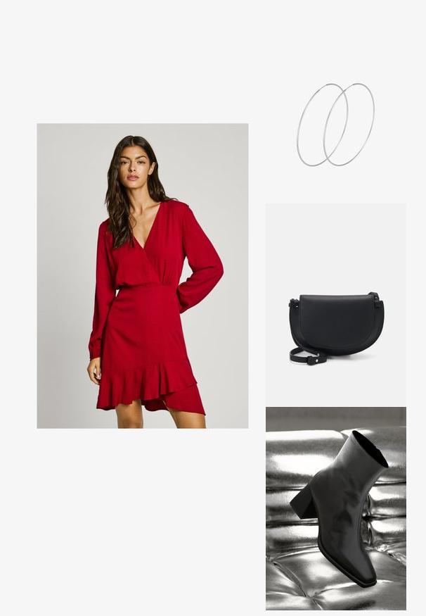 Raudona apsiaustinė su ilgomis rankovėmis, raukšlėtu juosmeniu ir volaniniu kraštu. Textūruotas audinys ir gilus V formos kaklas. Tinka įvairioms progoms.; Juodos kulkšnies botai, pagaminti iš blizgaus medžiagos, su kvadratine padu ir siauru kulnu, prieš blizgiai sidabrinį pūsto audinio foną.; Juodas odinis kryžminis krepšys su kreivine forma, magnetine užsegimu, reguliuojama petneša ir iškilmingu logotipo elementu priekyje.; Sidabrinės pusmėnulio auskarai minimalistiniu dizainu. Apskritimo forma, lygus paviršius ir plonas profilis. Lengvi su poliruotu apdailu.