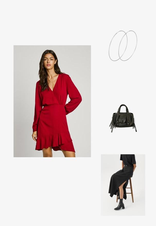 Rode wikkeljurk met lange mouwen, gerimpelde taille en een gerimpelde zoom. Textuurstof en een diepe V-hals. Geschikt voor verschillende gelegenheden.; Zwarte linnen maxi rok met een hoge split, gedragen met een zwart T-shirt en zwarte enkellaarsjes. Minimalistisch ontwerp met een relaxte pasvorm.; Zwarte lederen handtas met gevlochten handvatten, ritsvak en hangende franjes. Gelaagde oppervlakte met metalen studs en hardwareaccenten.; Zilveren hoepel oorbellen met een minimalistisch ontwerp. Cirkelvormig, gladde textuur en dun profiel. Lichtgewicht met een gepolijste afwerking.