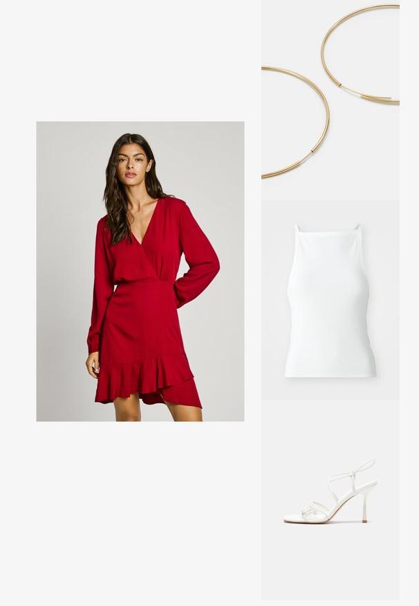 Raudona apsiaustinė su ilgomis rankovėmis, raukšlėtu juosmeniu ir volaniniu kraštu. Textūruotas audinys ir gilus V formos kaklas. Tinka įvairioms progoms.; Balta rašyta marškinė su plonomis petnešomis, turinti prigludusį dizainą ir lygų paviršių. Audinys atrodo elastingas ir lengvai struktūruotas.; Baltas dirželis su aukštu kulnu sandalai su plokščiu pirštu, tekstūruota priekinė dalis su susiraukšlėjimais ir plonas kulkšnies dirželis.; Aukso spalvos žiedo auskarai, ploni ir apvalūs, su lygiu metaliniu paviršiumi be papuošimų ar raštų.