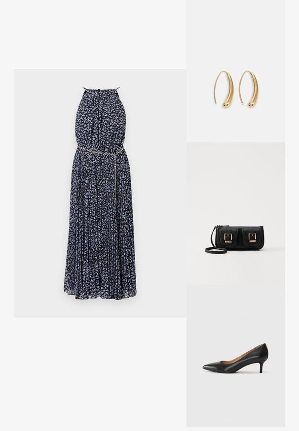 Maxikjole i sort stof med blåt blomstermønster, plisseret design, halterneck og en metallisk kædeaccent i taljen.; Sorte lærpumpe med spiss tå, lav hæl og en glatt tekstur. Har en liten åpning foran og minimalt med beslag bak.; Svart skinn crossbody veske med to frontlommer, gyldne spenner, glidelåslukking og en slank stropp. Teksturert overflate og kompakt rektangulær form.; Gullfargede metalløredobber med en buet, forlenget form. Har en jevn, blank overflate og en avrundet tupp for ekstra detaljer.