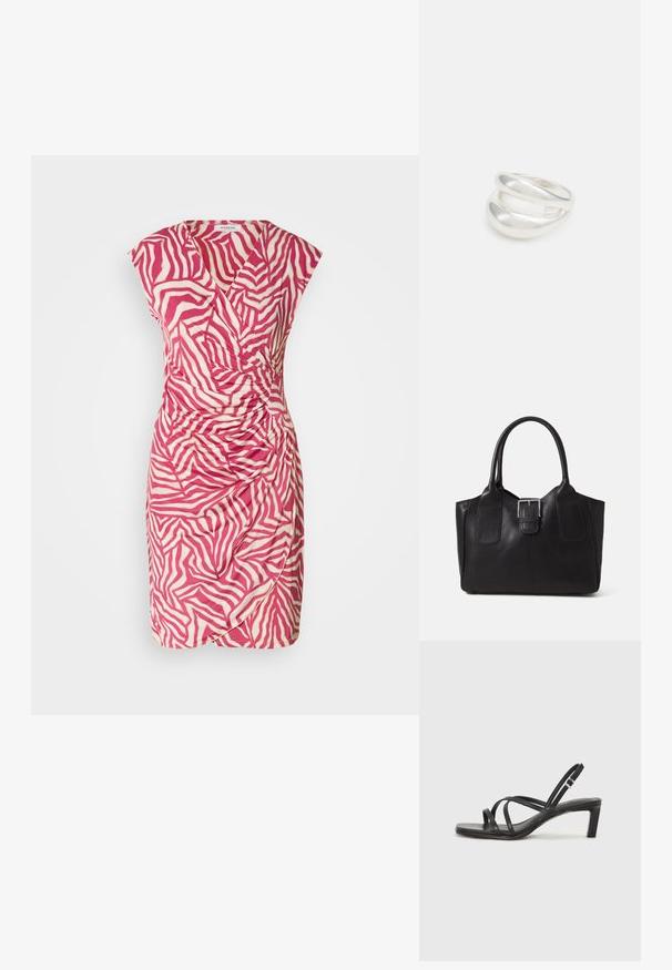 Rosa og creme zebraprint kjole med indpakningsdesign, korte ærmer og samlet detalje på siden. Lavet af letvægtigt stof.; Sort remsandale med firkantet tå og en lav blokeret hæl. Har flere tynde stropper og en justerbar ankelrem. Fremstillet af glat læder.; Sort læder tote taske med glat tekstur, struktureret form, to håndtag og en fremtrædende sølvspænde detalje på forsiden.; Sølvring med dobbeltbånd og en glat, poleret overflade. Den har et flydende, buet design med overlappende sektioner for et moderne udtryk.