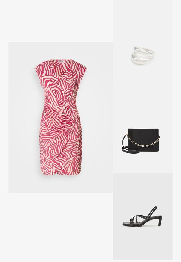 Ružovo-krémové šaty so zebrovým vzorom s prekladaným dizajnom, krátkymi rukávmi a nahrnutým detailom na boku. Vyrobené z ľahkého materiálu.; Čierne sandále na vysokom podpätku so štvorcovou špičkou a nízkym blokovým podpätkom. Obsahujú viacero tenkých popruhov a nastaviteľný členkový popruh. Vyrobené z hladkej kože.; Čierna kožená crossbody taška s hladkou textúrou, obdĺžnikovým tvarom a kovovým reťazovým detailom na prednej strane. Súčasťou je nastaviteľný popruh.; Strieborný prsteň s dvojitým pásikom s hladkým, lesklým povrchom. Má plynulý, zakrivený dizajn s prekryvajúcimi sa časťami pre moderný vzhľad.