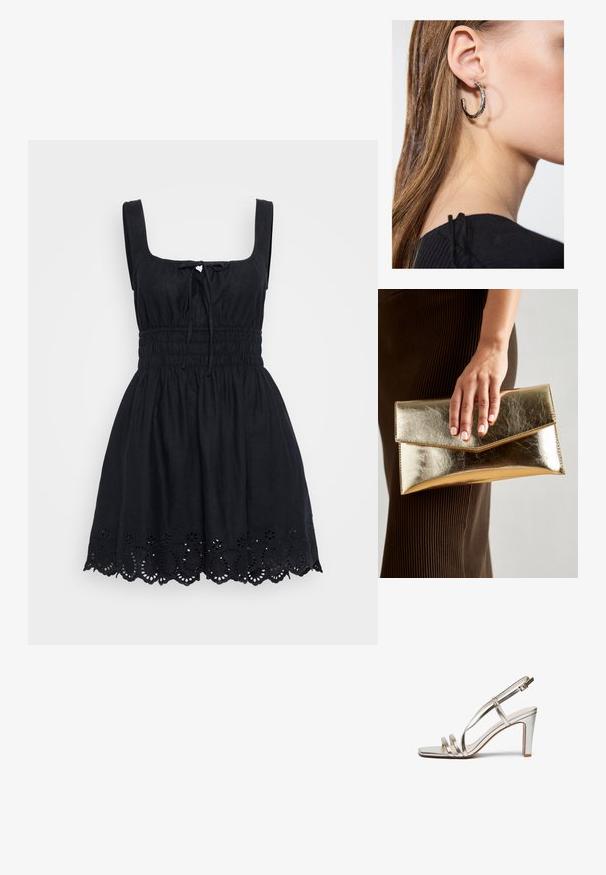 Černé bezrukávové šaty se čtvercovým výstřihem, zúženým pasem a vyšívaným ozdobným lemem. Vyrobené z lehké tkaniny s uvolněným střihem.; Metalické stříbrné sandály na vysokém podpatku s otevřenou špičkou, které mají tři tenké pásky přes nohu a pásek kolem kotníku s přezkou.; Zlatá metalická kabelka typu clutch s hladkým povrchem, s trojúhelníkovým zavíráním. Ruka, která ji drží, má pečlivě upravené nehty.; Stříbrný kruhový náušník s lesklým povrchem, zdobený malými zlatými akcenty, v kulatém tvaru, nošený na lalůčku.