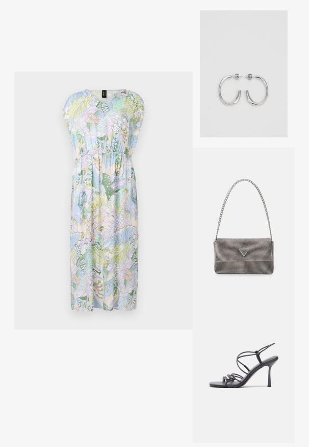 Kurzes, ärmelloses V-Ausschnitt-Kleid in Hellblau mit bunten tropischen Mustern, ausgestattet mit elastischem Bund und einem knielangen, fließenden Design.; Schwarze, hochhackige Sandalen mit dünnen Riemen und einem geknoteten Design, einer glatten, rechteckigen Zehenpartie und einem eleganten Stiletto-Absatz.; Hellegraue metallische Handtasche mit einer Kettenriemen, verziert mit kleinen kreisförmigen metallic Nieten und einem dreieckigen Markenlogo.; Silberne Creolen mit einer glatten, glänzenden Oberfläche. Abgerundete Form, leichtes Design, mit einer Steckverschluss.