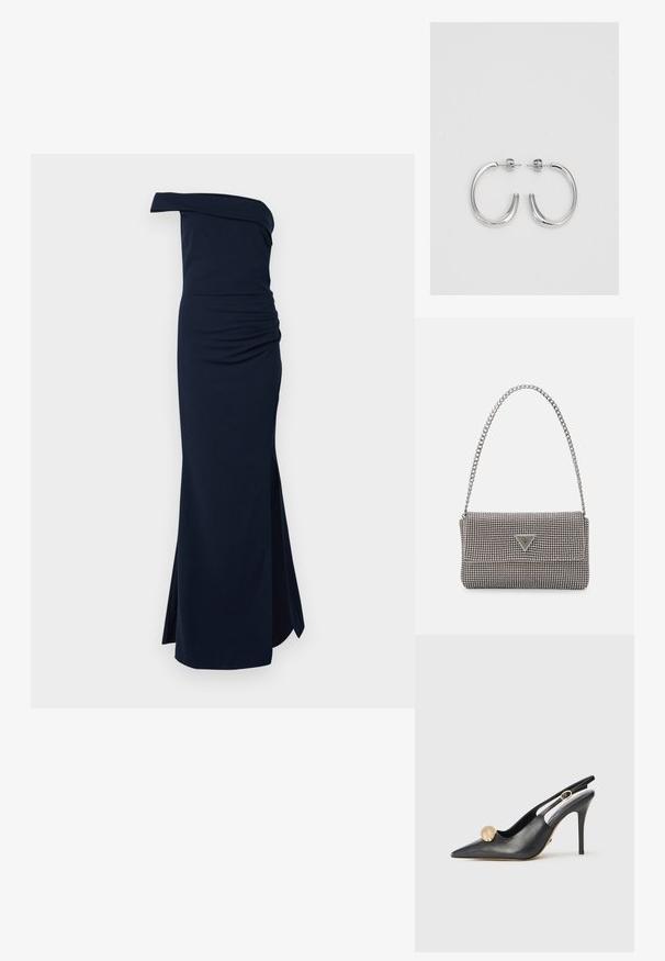Dunkelblaues, einseitig geschnittenes Kleid mit Raffung und seitlichem Schlitz. Hergestellt aus einem glatten, dehnbaren Stoff für eine figurbetonte Silhouette.; Schwarze Leder-Slingback-Pumps mit spitzer Zehenform, goldener Kugelakzent und schmalem Absatz. Verfügt über ein Ausschnitt-Design um den Knöchel.; Hellegraue metallische Handtasche mit einer Kettenriemen, verziert mit kleinen kreisförmigen metallic Nieten und einem dreieckigen Markenlogo.; Silberne Creolen mit einer glatten, glänzenden Oberfläche. Abgerundete Form, leichtes Design, mit einer Steckverschluss.