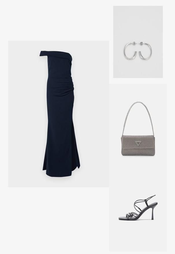 Tamsiai mėlyna, vienos peties suknelė su raukšlėmis ir šoniniu plyšiu. Pagaminta iš lygaus, elastingo audinio, kad būtų prigludusios siluetas.; Juodos aukštakulnės sandalai pasižymi plonyčiais dirželiais su mazgo dizainu, lygiu kvadratiniu pirštu ir elegantišku stiletto kulnu.; Šviesiai pilka metalinė rankinė su grandinėlės dirželiu, papuošta mažais apvaliais metaliniais smeigėmis ir trikampiu prekės ženklu.; Sidabrinės auskarai žiedai su lygiu, blizgiu paviršiumi. Suapvalinta forma, lengvas dizainas, su uždarymu ant smeigtuko.